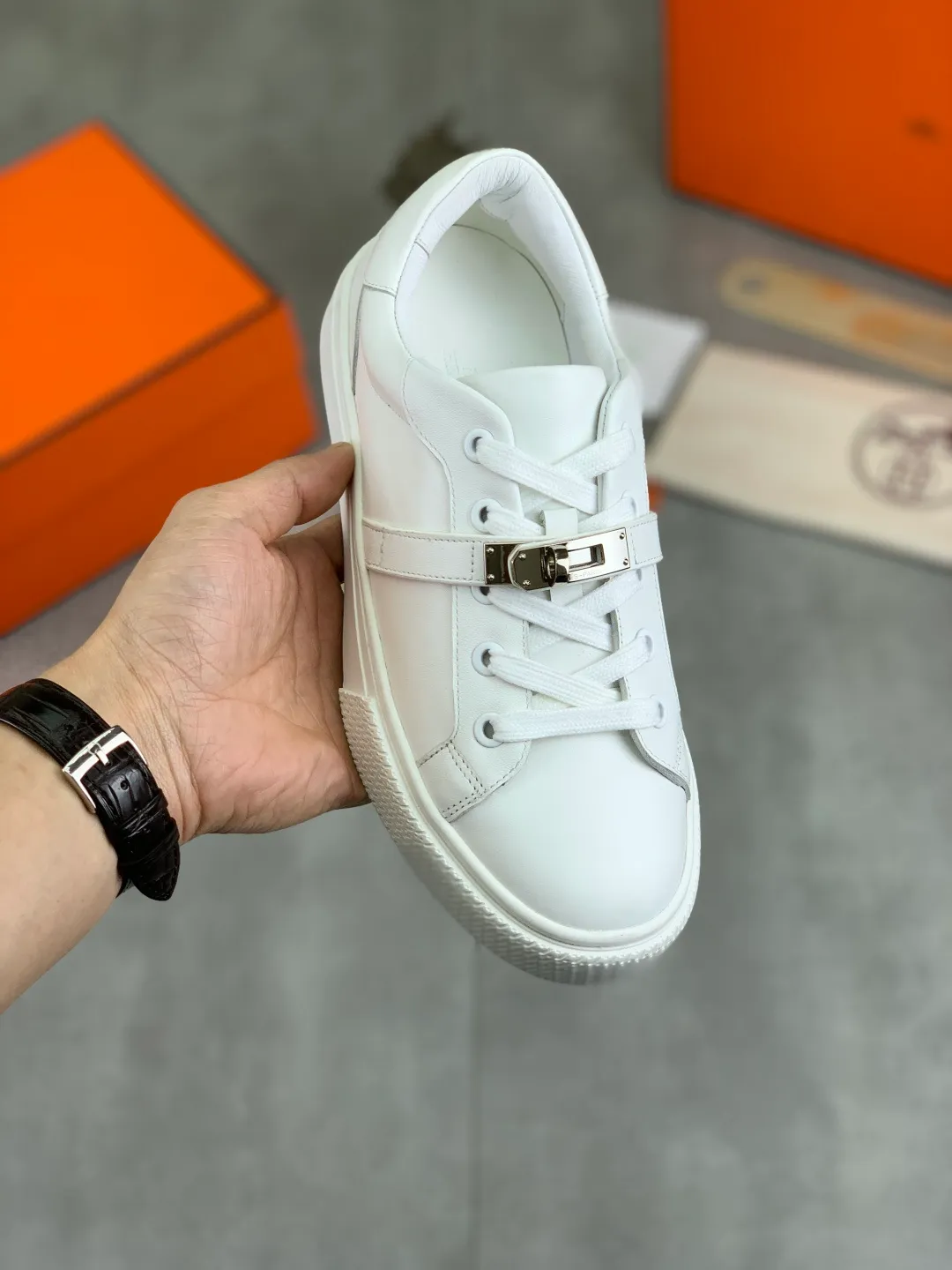 Men's men's shoes 💰P640 New Hermes top version Hermès classic couple style #𝐊𝐞𝐥𝐥𝐲 buckle casual white shoes skateboard shoes that will not conflict with shoes at all. Full of unknowns, Hermès rarely produces flat casual shoes and they are paired with classic palladium-plated Kelly shoe buckles! You'll fall in love with it at first sight. It's super versatile and can be worn with any skirt or pants. 🉑️Close your eyes and wear it. It's super noble. Fabric: Specific cowhide/canvas material. Lining: Sheepskin lining. Outsole: Original molded TPU outsole. Size: 35-45.